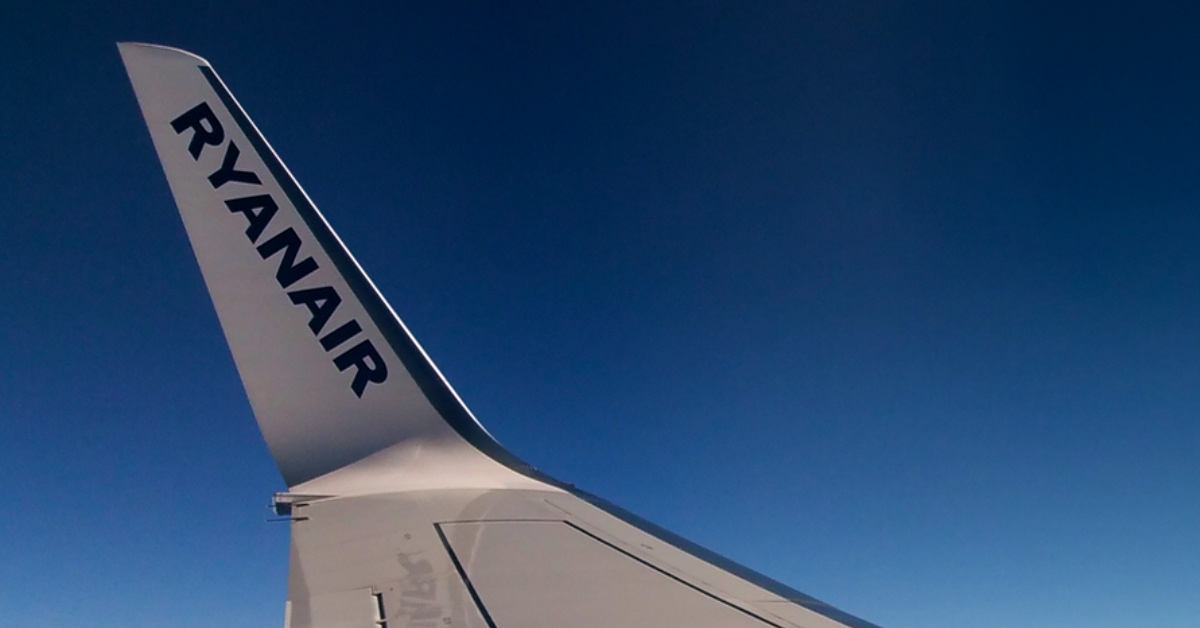 Zasady Ryanair w porcie lotniczym i na pokładzie: rejestracja, odprawa bagażowa, kontrola bezpieczeństwa, zakupy duty-free oraz przepisy dotyczące urządzeń elektronicznych i płatności bezgotówkowych.